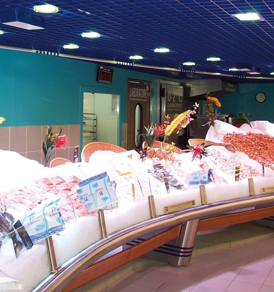 Fischtheke mit MAJA Scherbeneis